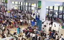 "Biển" người chờ đợi tại sân bay Nội Bài và Tân Sơn Nhất