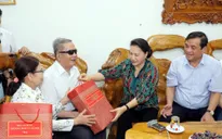 Chủ tịch Quốc hội thăm, tặng quà gia đình chính sách tại Quảng Nam, Đà Nẵng