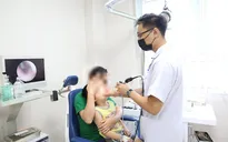 Nhỏ nhầm thuốc tẩy nốt ruồi vào mũi, bé trai 5 tuổi bị loét toàn bộ niêm mạc mũi họng