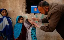 Pakistan nối lại chiến dịch uống vaccine phòng bại liệt