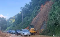 Mưa lũ, sạt lở đất ở Hà Giang: Giao thông ùn ứ nhẹ, vẫn có nguy cơ đất đá đổ xuống