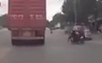 Phóng nhanh gây tai nạn, nam thanh niên suýt chui gầm xe container