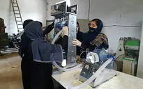 Nhóm nữ sinh tự chế tạo thành công máy thở tại Afghanistan