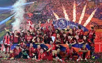 ẢNH: Lễ ăn mừng chức vô địch Ngoại hạng Anh rực rỡ của Liverpool