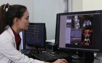 Nữ bác sĩ "dẫn đường hình ảnh" cho cuộc đại phẫu tách dính Song Nhi
