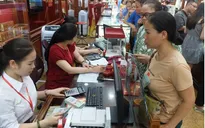 "Bão" giá vàng, khách ôm tải tiền đi mua, cửa hàng xin khất nợ!