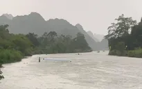 Mưa dông làm lật thuyền chở du khách ở chùa Hương