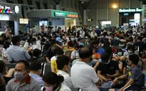 Hành khách đổ về sân bay Đà Nẵng rời khỏi thành phố ngay trong đêm