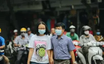 Người dân Hà Nội lại "chăm" đeo khẩu trang sau hàng loạt ca COVID-19 mới