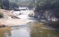 Trượt chân ngã xuống suối, một thiếu niên bị nước lũ cuốn trôi