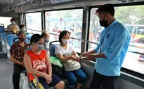 Khách đi máy bay, tàu hỏa, xe bus... vẫn phải đeo khẩu trang