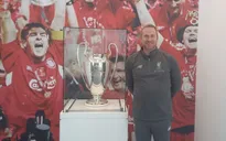Liverpool gia hạn hợp đồng với … HLV ném biên
