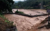 Mưa lớn như trút nước gây ách tắc nhiều tuyến đường giao thông