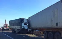 Xe tải đối đầu xe container, 3 người thương vong