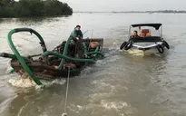 Bị công an truy đuổi, “cát tặc” đánh chìm thuyền, nhảy xuống sông tẩu thoát