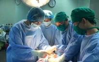 Khớp vai mọc bướu khổng lồ, mất dần chức năng do "tin" thầy lang bó thuốc