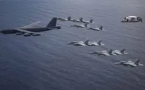 Điều B-52 tập trận cùng tàu sân bay ở Biển Đông, Mỹ định 'thay lời muốn nói'?