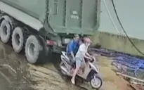 Xe ben lùi xe bất cẩn, hai người ngồi trên xe máy thoát chết trong gang tấc