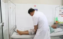 Người đàn ông lở loét chân vì tự đắp lá chữa u khoeo chân