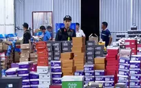Đột kích kho hàng lậu hơn 10.000 m2 để bán qua livestream Facebook