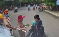 Clip: Chặn đầu xe container, lái xe đạp điện gan lì không nhúc nhích