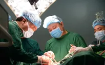 Cắt bướu giáp khổng lồ thòng trung thất 30 năm cho người phụ nữ ở Điện Biên