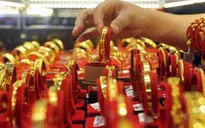 Giá vàng tăng dựng đứng, xếp hàng chờ mua 15 phút mất gần chục triệu đồng