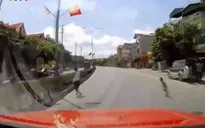 Theo chân người lớn băng qua đường, em nhỏ suýt gặp tai nạn