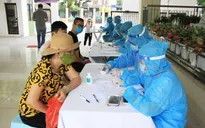 Gần 54.000 người về từ Đà Nẵng, các điểm test nhanh COVID-19 ở Hà Nội quá tải