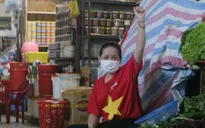 Tiểu thương Đà Nẵng đồng loạt mặc áo cờ đỏ sao vàng cổ động phòng chống dịch