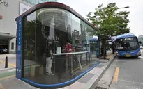 Nhà chờ xe buýt thông minh giúp ngăn COVID-19 lây lan tại Hàn Quốc