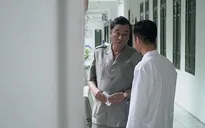 Lựa chọn số phận - Tập 41: Ông Lộc dúi tiền cho bác sĩ để có chứng nhận tâm thần cho Đức