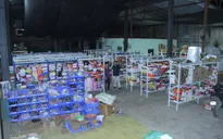 Bắt giữ kho giày dép không rõ nguồn gốc rộng hơn 600m2