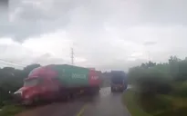 Chạy tới khúc cua, container lấn làn đâm vào xe khác