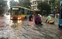 Mưa lớn chiều 17/8 gây ngập cục bộ nhiều tuyến phố Hà Nội