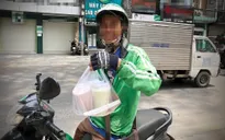 Dân mạng buôn gì: Cải tạo phòng trọ hay shipper đam mê ca hát?