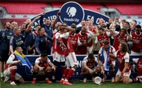 Khoảnh khắc Aubameyang lóng ngóng đánh rơi chiếc cúp vô địch