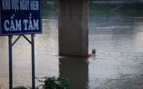 Đang trong mùa lũ, người dân Hòa Bình vẫn đua nhau tắm sông Đà