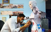 Robot tự chế giúp ứng phó đại dịch COVID-19