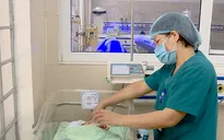 Sức khỏe bé sơ sinh bị bỏ rơi giữa khe tường tiến triển tốt