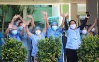 Xúc động thời khắc dỡ phong tỏa Bệnh viện Đà Nẵng