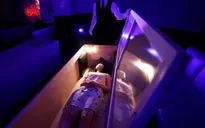 Kỳ quái, dịch vụ nằm quan tài xả stress ở Nhật Bản