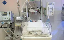 Cắt rốn bằng kéo, bé sơ sinh nguy kịch vì mắc uốn ván