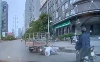 Xe ba bánh cắt ngang qua đường, tông thẳng vào xe máy
