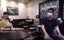 Nhà hàng Nhật Bản thực hiện giãn cách xã hội bằng... mannequin