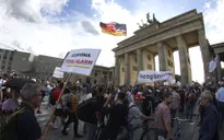 Biểu tình phản đối các biện pháp kiềm chế dịch COVID-19 tại Berlin, Đức