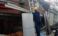 Một thợ hồ bị điện giật chết khi thi công tường rào