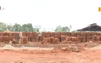 Nhà máy gạch giữa khu dân cư xả khói bụi ngày đêm
