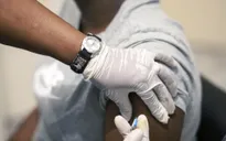 Mỹ để ngỏ khả năng phê chuẩn khẩn cấp một vaccine tiềm năng ngừa COVID-19