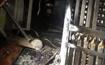 Chồng khóa trái cửa tưới xăng đốt nhà, vợ con may mắn thoát chết